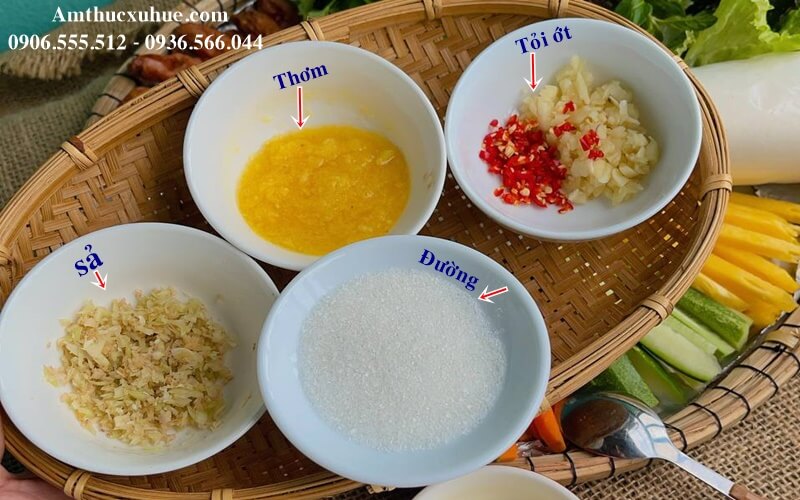 sau đó có thể băm nhỏ và cho trực tiếp vào bát nước chấm cung cấp mắm nêm huế